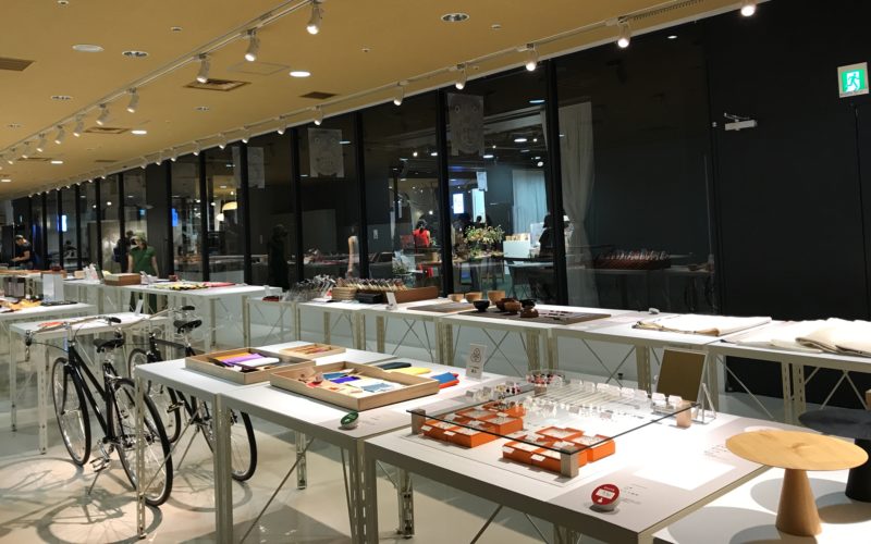 渋谷ヒカリエ8Fのd47 MUSEUM47で開催した「あつらえ展 47都道府県のセミオーダーマーケット」の会場内