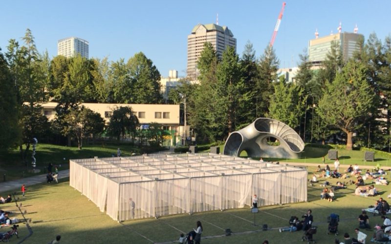 東京ミッドタウンデザインタッチ2016で芝生広場に設置されたカーテンウォールシアター