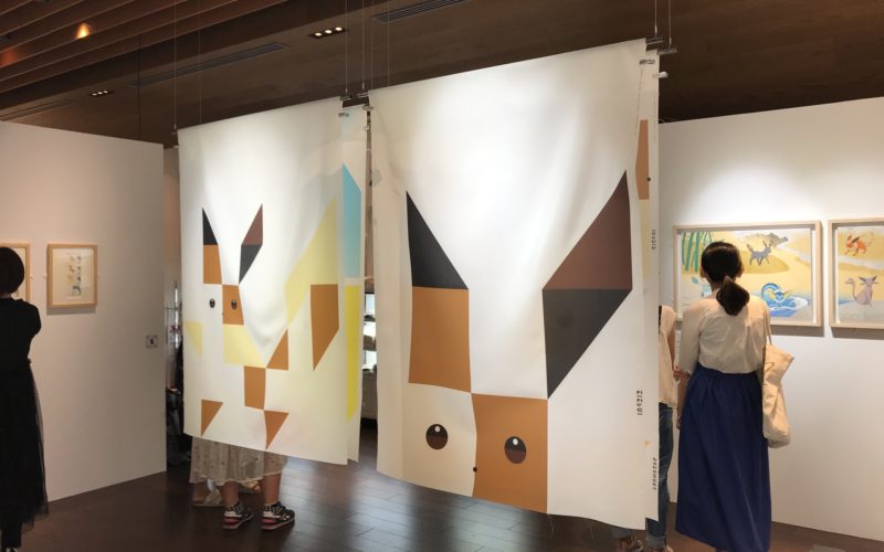 六本木ヒルズのヒルズカフェ/スペースにオープンした「イーブイズ プラス カフェ」の展示スペース