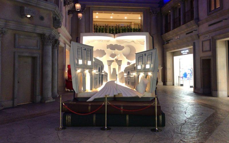 ヴィーナスフォートのノースアヴェニューとサウスアヴェニューにあったフローズン ヴィーナスフォートの展示「物語の入口 BIG BOOK」