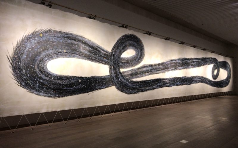 森美術館で開催されたN・S・ハルシャ展に展示されていた龍が渦巻くような作品