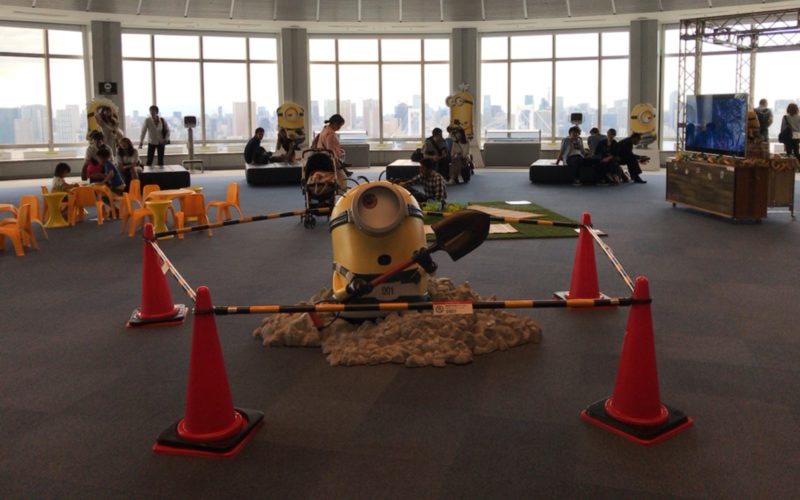 お台場フジテレビの球体展望室「はちたま」で開催された「怪盗グルーのミニオン大脱走」公開記念パネル展に展示されていたシャベルを持ったミニオンの立体展示