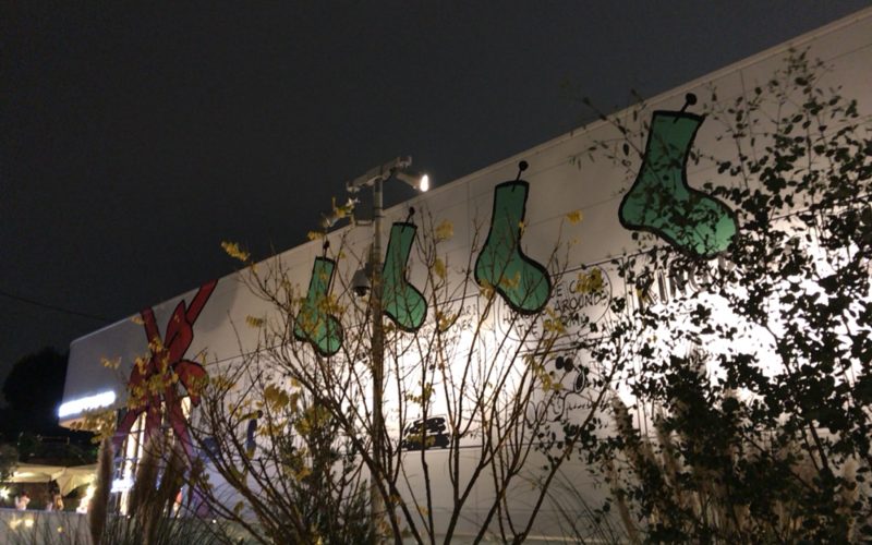 クリスマスラッピングされたスヌーピーミュージアムの建物
