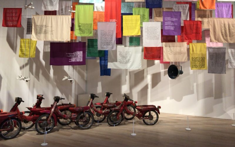 森美術館で開催されているサンシャワー:東南アジアの現代美術展 1980年代から現在までの会場内に展示されているバイクと布のインスタレーション