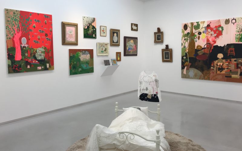 渋谷ヒカリエ8Fの小山登美夫ギャラリーで開催した「長井朋子展 2006-2018 ももいろと薔薇色のアトリエ 魔法」の会場内