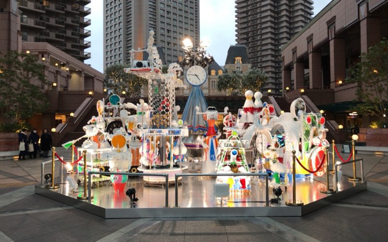 第9回恵比寿映像祭で恵比寿ガーデンプレイスのセンター広場に登場した金氏徹平さんのインスタレーション