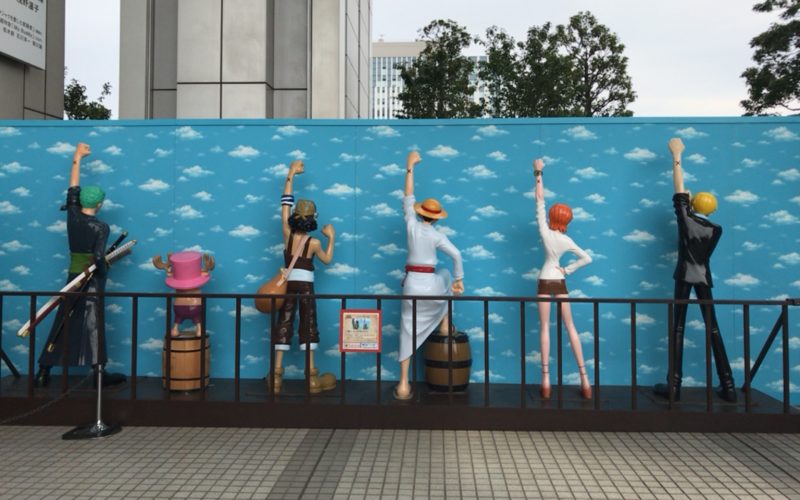 お台場フジテレビ本社ビル7Fの屋上庭園に展示されていたワンピースのキャラクターの等身大フィギュア