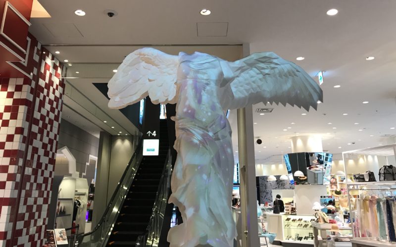 東急プラザ銀座で開催しているキリコ ザ・ミュージアム「ブルーミングフラワー」の展示作品