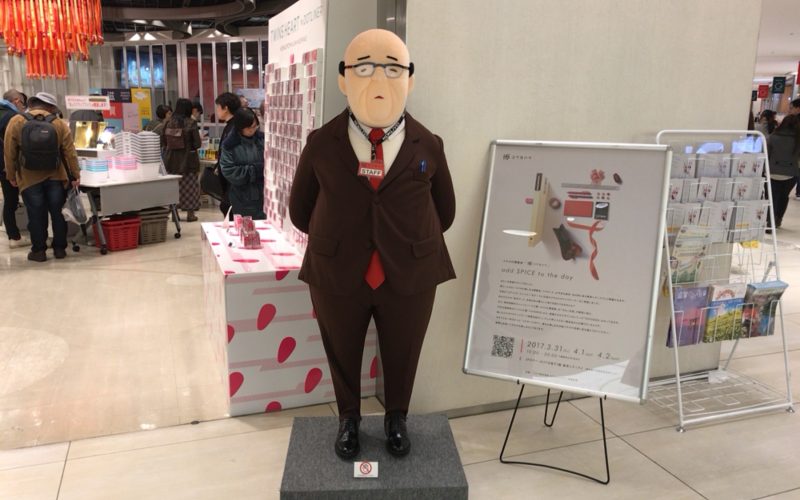 コクヨハク2017の入口に展示していた等身大部長型鉛筆シャープ立て