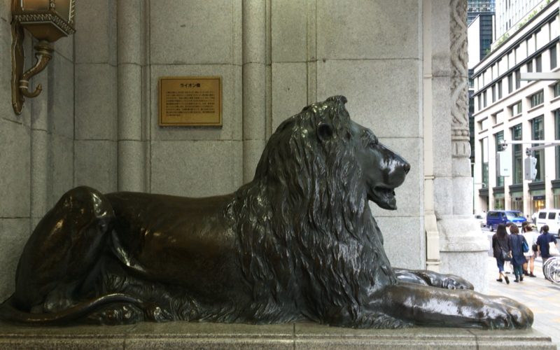 ライオン像の横顔と説明が書かれているプレート