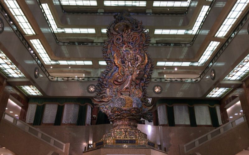日本橋三越本館1F 中央ホールの大階段に設置している天女像