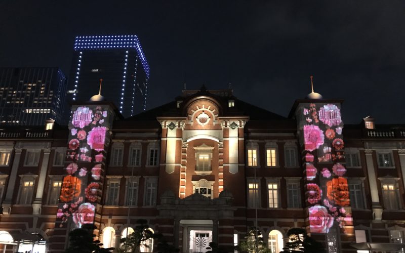 東京ミチテラス2017で花のプロジェクションマッピングが投映された東京駅丸の内中央口