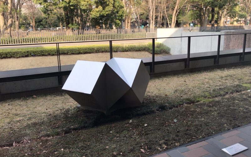 東京都美術館の屋外に常設展示している三つの立方体A
