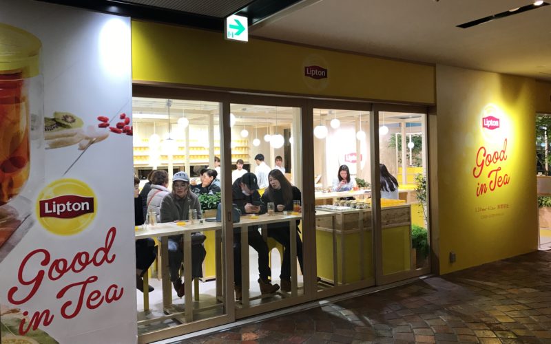 ジャイルB1Fに期間限定でオープンした「リプトングッドインティー」の店内