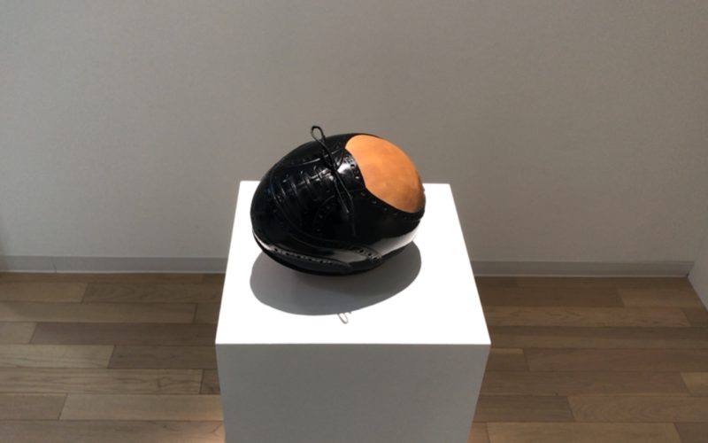 アイ オブ ジャイルで開催した「靴の彫刻」に展示していたボールのような靴
