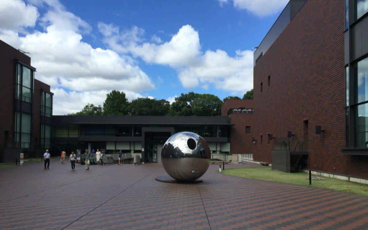 東京都美術館の正門から見た野外彫刻「my sky hole 85-2 光と影」