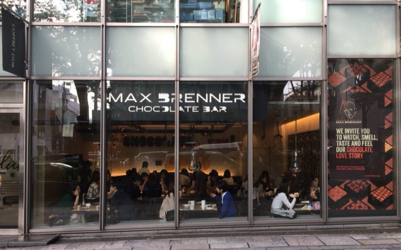 表参道沿いから見た表参道ヒルズ本館1Fにあったマックスブレナー チョコレートバーの店内