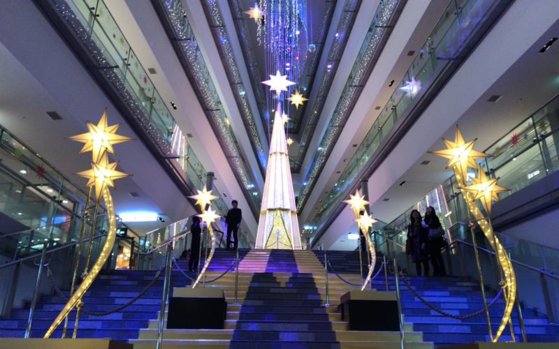 表参道ヒルズ本館の大階段に設置されていたスターツリー