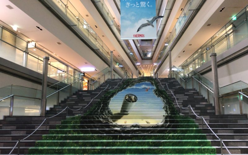 表参道ヒルズ本館吹き抜けの大階段に登場していたサーモス サプライズ アート