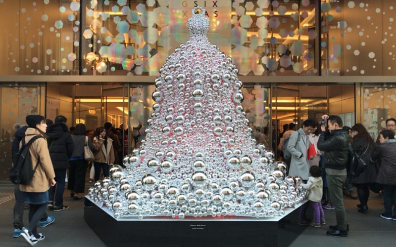 ギンザシックス クリスマスで中央通り沿いのエントランスに展示したミラーベルドレス