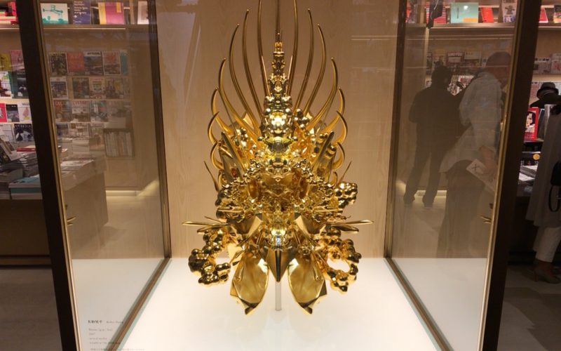ギンザシックス6Fの銀座蔦屋書店内に常設展示している名和晃平さんの作品「Throne（g/p_ boy）」
