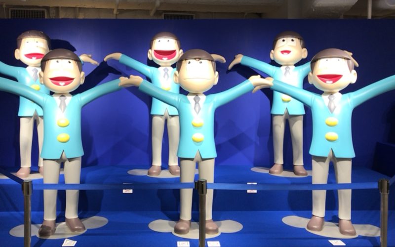 池袋パルコ本館7Fのパルコミュージアムで開催したおそ松EXPO LIMITED STOREの会場内に展示していた6つ子の立体フィギュア