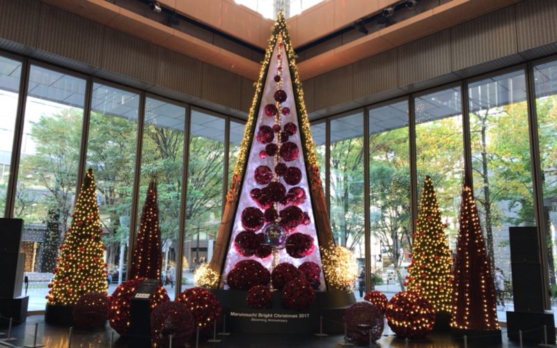 丸の内ブライトクリスマスで丸ビル1Fのマルキューブに展示していた花のクリスマスツリー