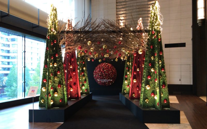 丸の内ブライトクリスマスで新丸ビル3Fのアトリウムに展示していたブルーミングアーチ