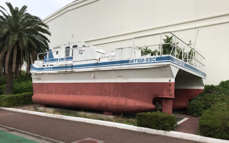 お台場船の科学館の屋外展示場に展示している半没水型双胴実験船 マリンエース