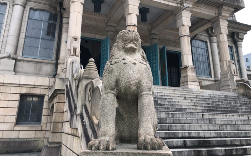 築地本願寺の正面玄関前に設置している有翼の獅子像